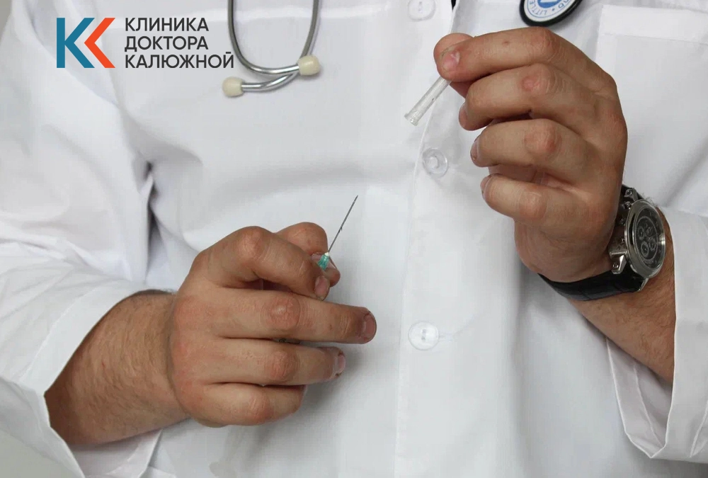 Врач-нарколог подготавливает шприц для инъекционного кодирования от алкоголизма в процедурном кабинете.